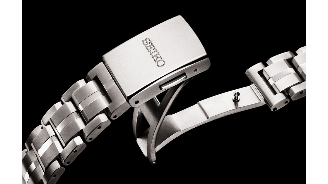 Imagem do fecho de báscula dos relógios Seiko Astron GPS Solar, com um novo sistema de ajuste que permite manter o seu relógio no pulso de forma segura e confortável.