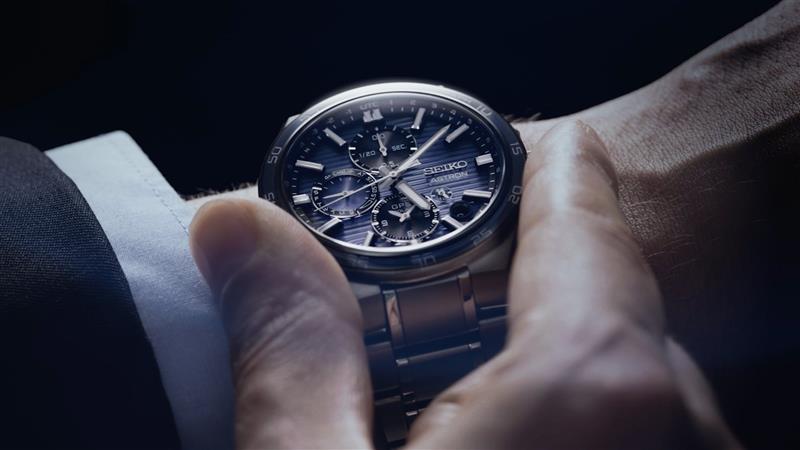 Filme Seiko Astron GPS Solar, o único relógio que se ajusta a todos os fusos horários do Planeta.
