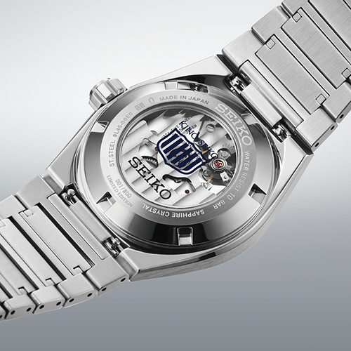 Detalhe do emblema King Seiko na tampa transparente do relógio HKF004J1, edição limitada VANAC do 145º aniversário da Seiko.