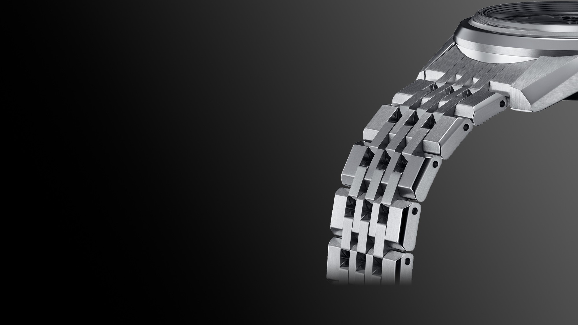 Fotogradia do detalhe da bracelete metálica dos relógios mecânicos King Seiko, com muitas superfícies planas e elos biselados a reflectirem a luz.
