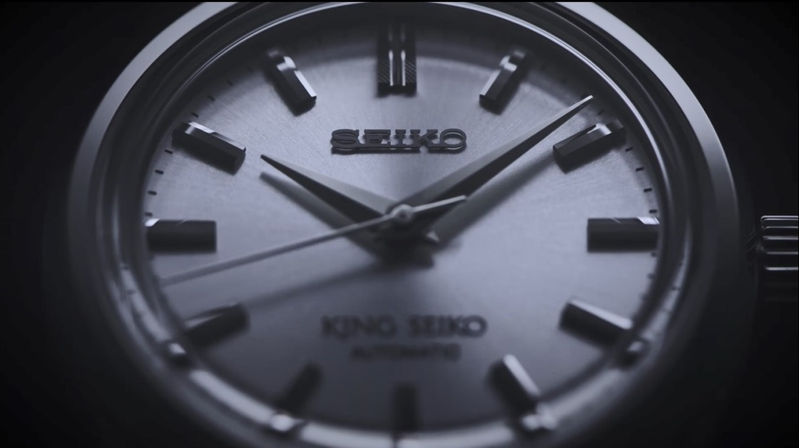 Imagem miniatura ilustrativa do vídeo promocional King Seiko com grande plano esbatido do mostrador de um relógio.
