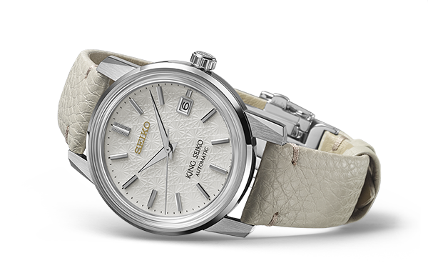 O relógio King Seiko SJE095J1 inclui uma bracelete adicional em pele cinzenta.