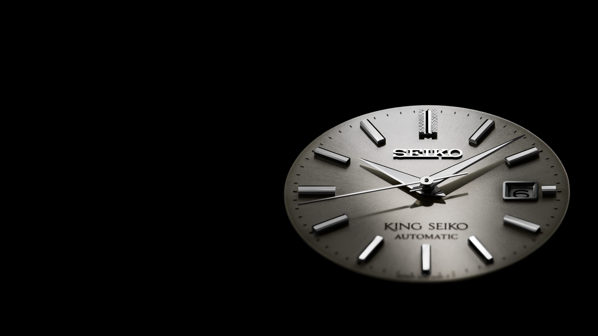 Detalhe dos índices e dos ponteiros dos relógios da série King Seiko KSK.