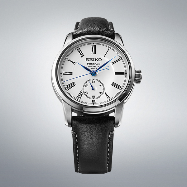 O mostrador do relógio Seiko Presage SPB495J1 em esmalte branco, homenageia o Timekeeper de 1895.