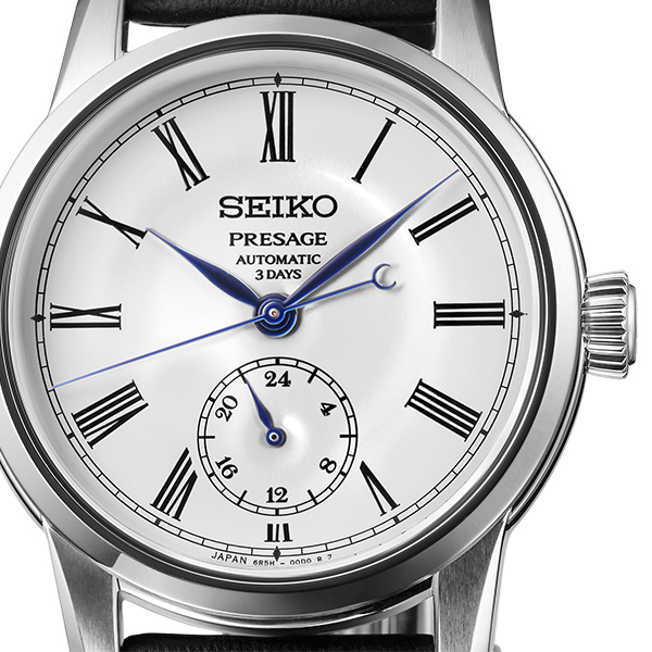 O Seiko Presage SPB495J1 exibe numerais romanos e uma escala ferroviária no mostrador em esmalte.