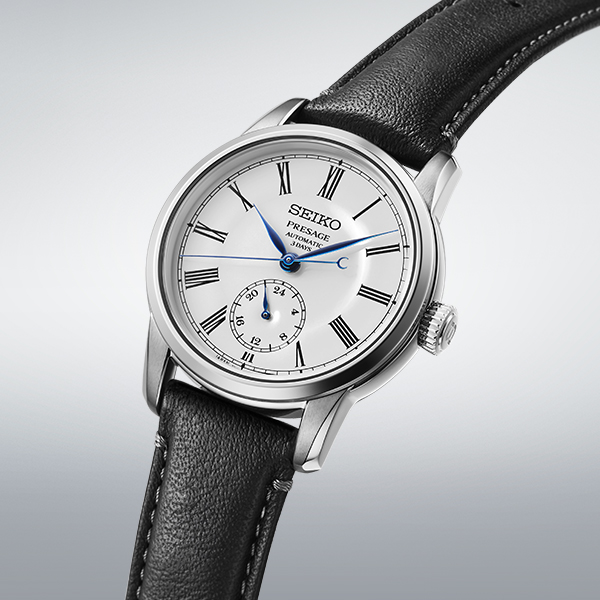 O relógio Seiko Presage SPB495J1 tem uma bracelete preta em pele de curtumes certificados pelo LWG.