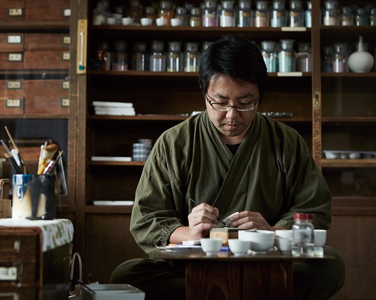 Perícia Artesanal Presage: o mestre do Esmalte Shippo, Wataru Totani, avalia meticulosamente cada mostrador.