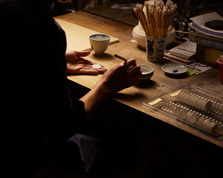 Perícia Artesanal Presage: o processo de criação dos mostradores em porcelana de Arita é lento e meticuloso.