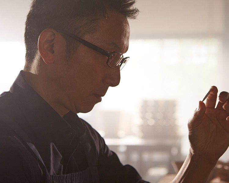 Perícia Artesanal Presage: Hiroyuki Hashiguchi verifica individualmente cada mostrador em porcelana de Arita.