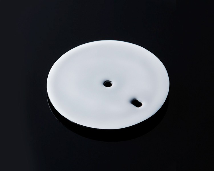 Detalhe da placa de um mostrador em esmalte branco Seiko Presage, antes de ser montado.