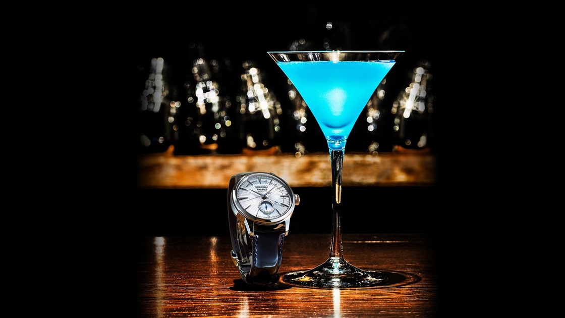 Relógio Seiko Presage da série Cocktail, inspirado por um cocktail azul, aqui visto num copo de pé alto.