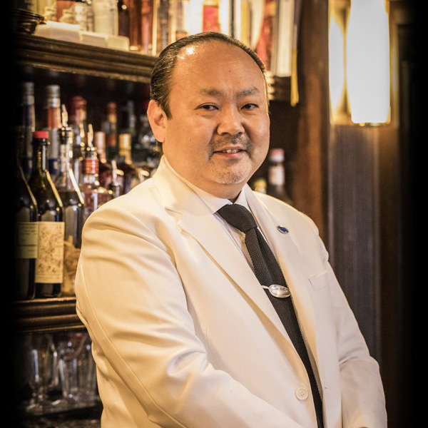 Hisashi Kishi, proprietário e bartender principal do STAR BAR, em Tóquio.