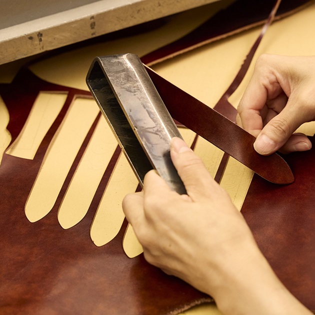 Corte de peças de couro para as braceletes do relógio Seiko Presage Classic SPB529.