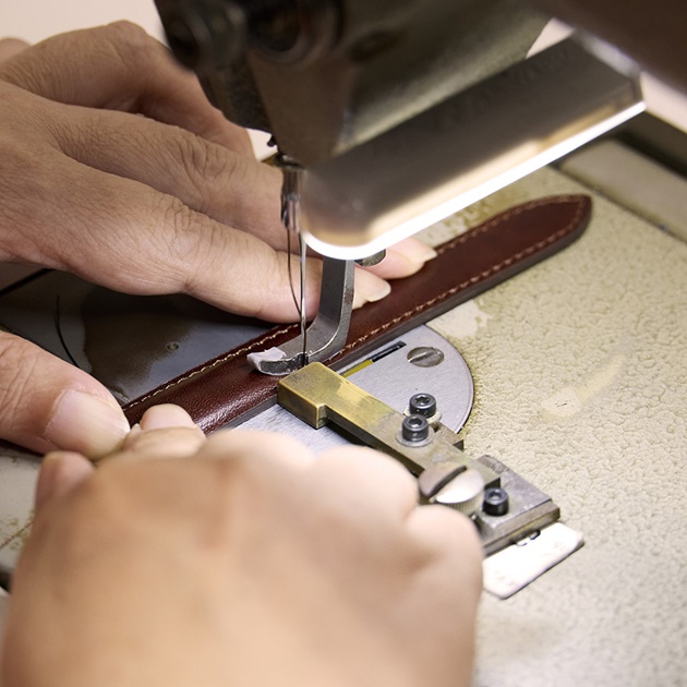 Processo de costura de bracelete em pele para o relógio Seiko Presage Classic SPB529.