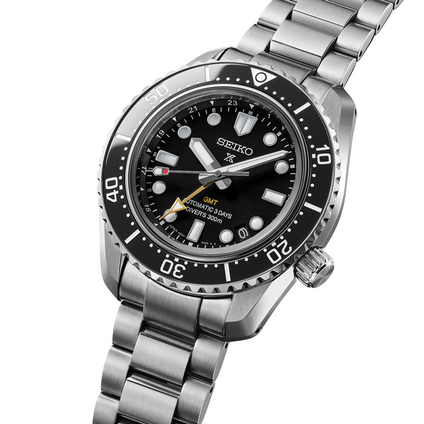 Detalhe do ponteiro GMT para segundo fuso horário do relógio de mergulho Seiko Prospex HBC002J1.