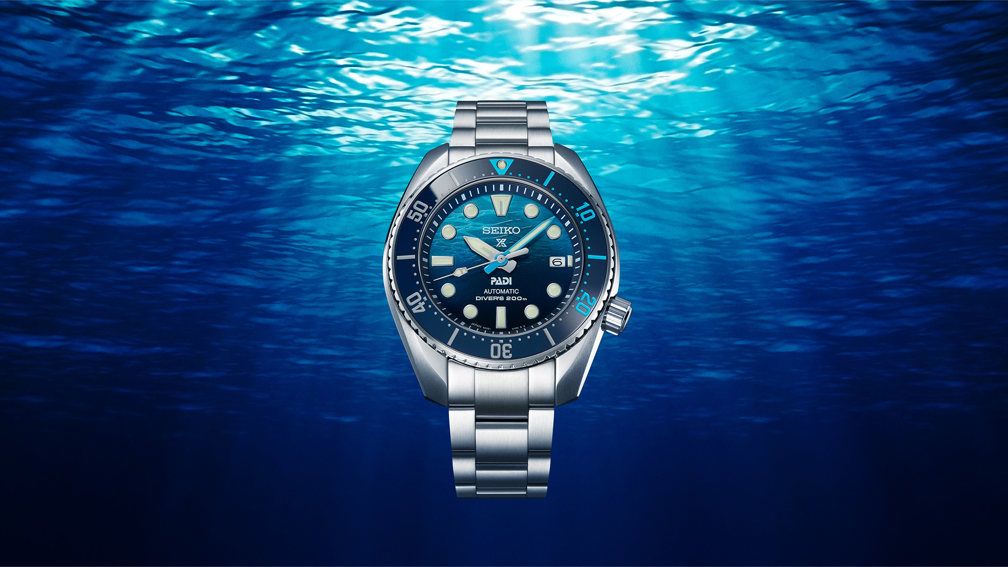 O azul do oceano inspira o mostrador da nova edição especial PADI (SPB375J1).
