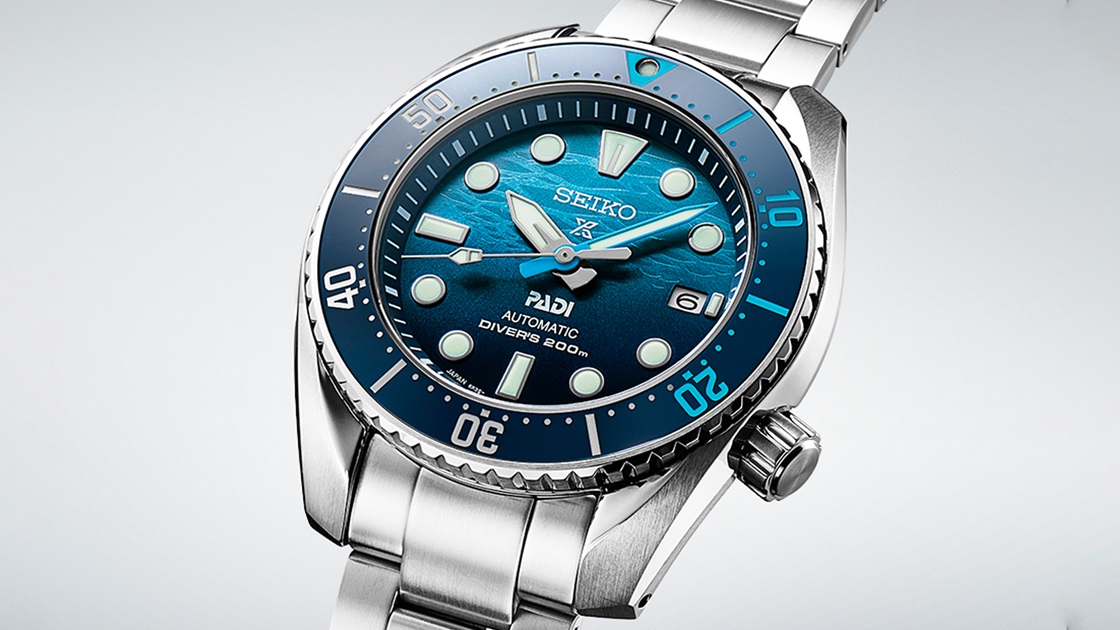 Detalhe do mostrador azul da versão Sumo da edição especial PADI The Great Blue (SPB375J1).