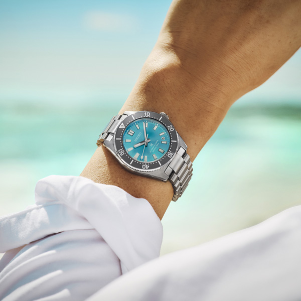 Relógio de mergulho Seiko Prospex Save the Ocean SPB545J1, de edição limitada, no pulso num cenário de praia.