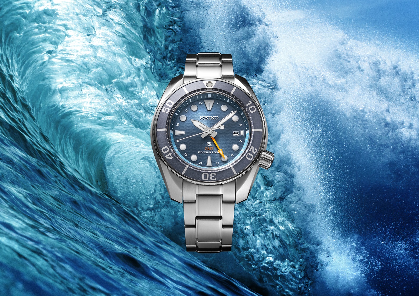 Relógio de mergulho Seiko Prospex Sumo GMT, versão  azul, com imagem de ondas do mar de fundo.