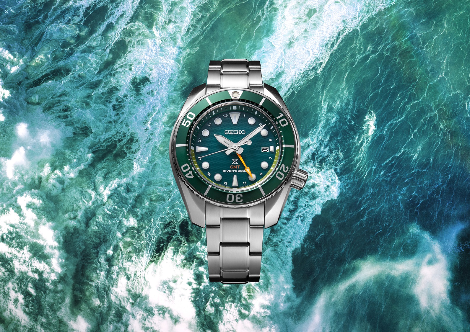 Relógio de mergulho Seiko Prospex Sumo GMT SFK003J1 verde com imagem de mar revolto em tons verde-esmeralda como fundo.