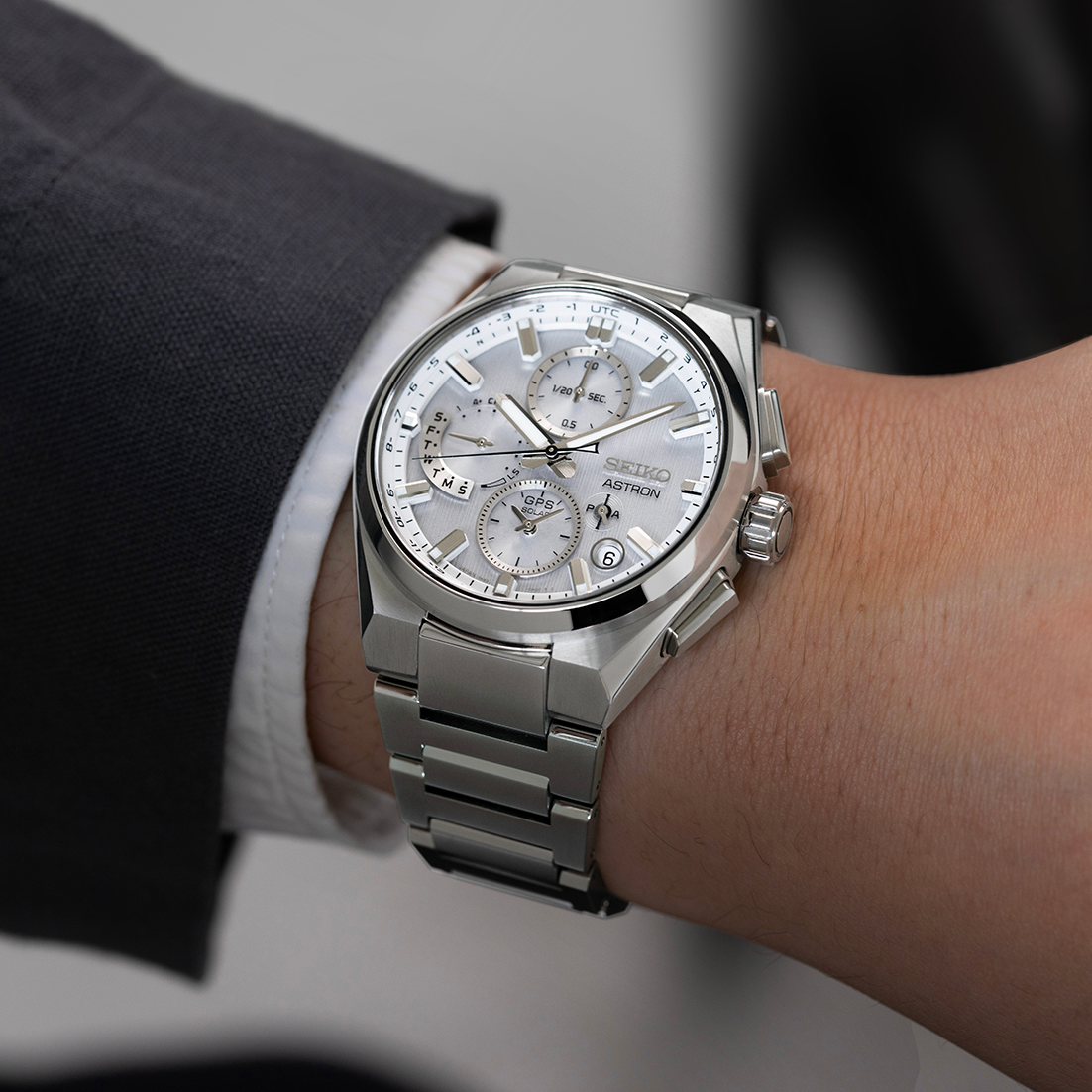 Relógio Seiko Astron GPS Solar SSH159J1 prateado no pulso.