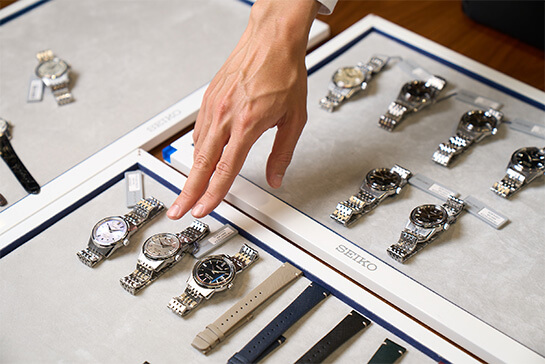 Vários relógios King Seiko e braceletes em pele