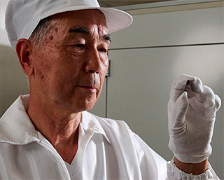 Mitsuru Yokosawa, artesão do esmalte de Presage Classic Craftsmanship