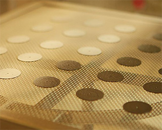 placas metálicas dos mostradores Presage Classic no forno