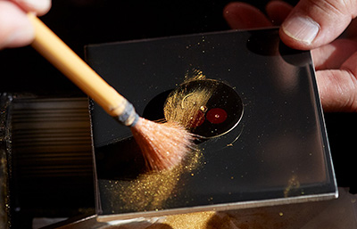 Foto 4 do processo artesanal de aplicação de lacado Urushi nos mostradores Presage.