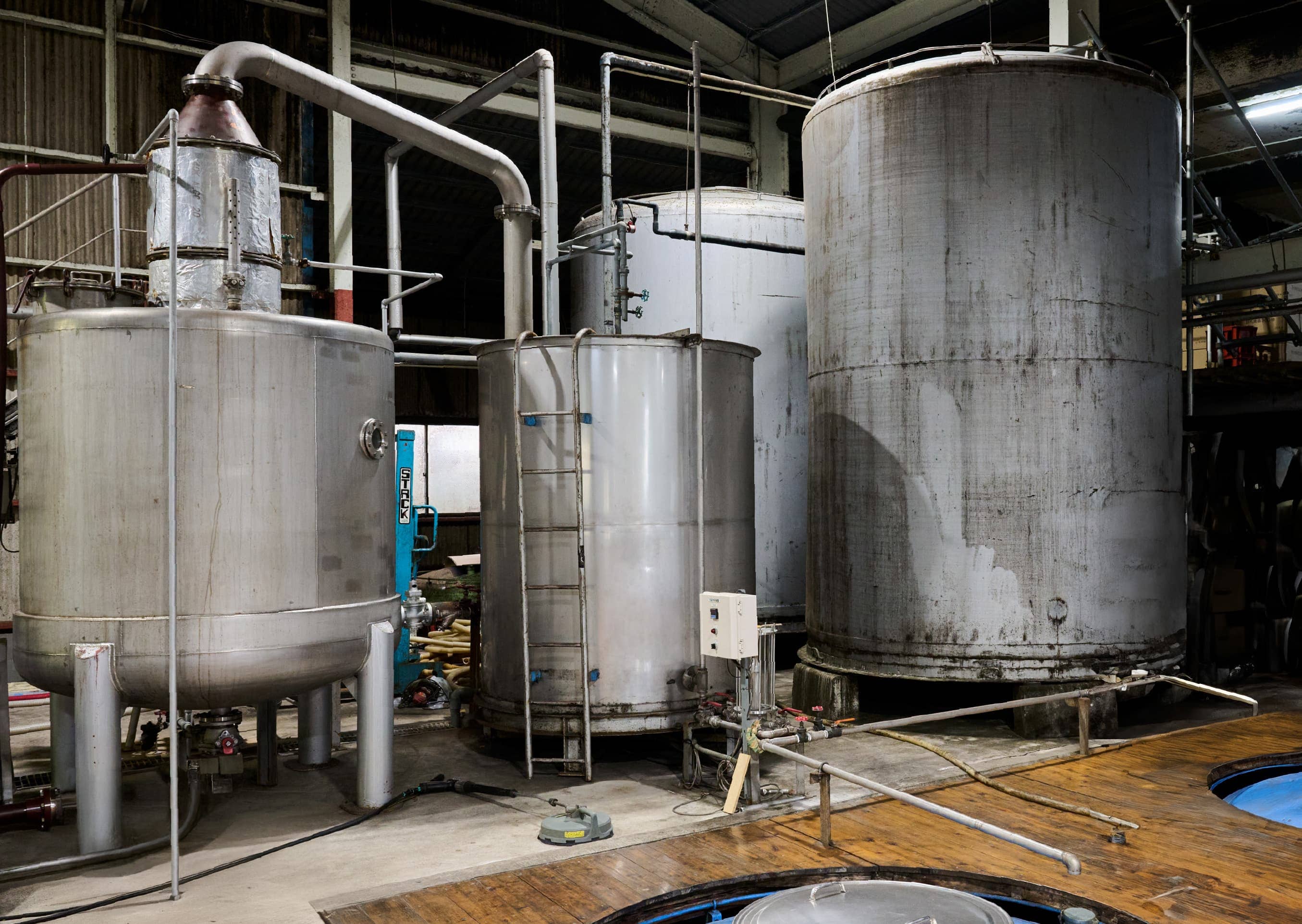 Foto dos tanques de fermentação do shochu