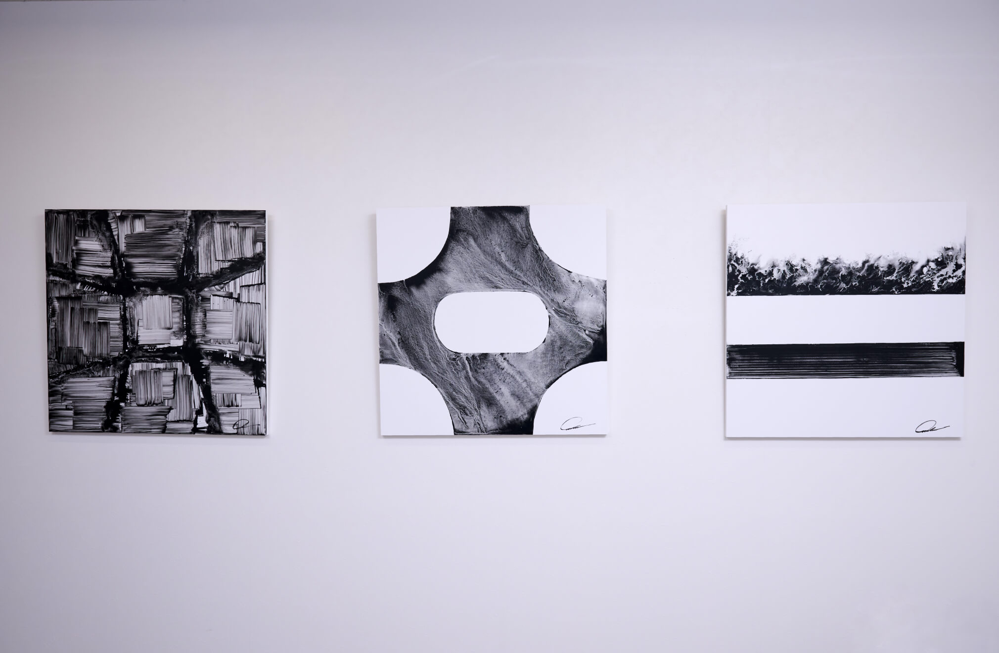 Fotografias de (a partir da esquerda) TESHIMA #16 ~2025.8.7~ / 803mm×803mm / original com tinta e areia de Teshima sobre papel / 2025, TESHIMA #2 ~2025.10.18~ / 803mm×803mm / original com tinta e areia de Teshima sobre papel / 2025, TESHIMA #2 ~2025.12.1~ / 803mm×803mm / original com tinta e areia de Teshima sobre papel / 2025