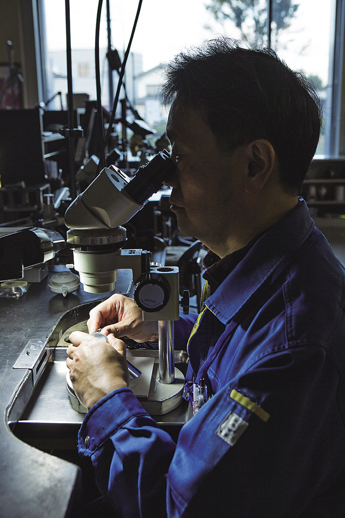 Photo of Kiyoshi Sato who is engraving the pattern on Anniversary Limited Edition 18K Gold yellow gold case.